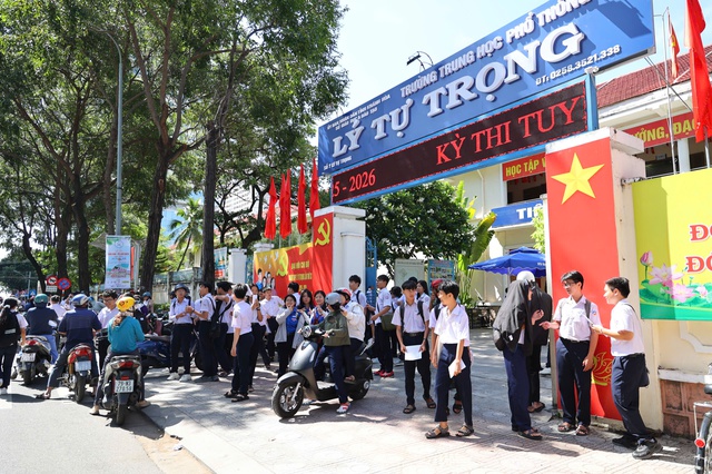 Tuyển sinh lớp 10 tại Khánh Hòa: Nhiều trường có tỉ lệ 'chọi' cao - Ảnh 1.